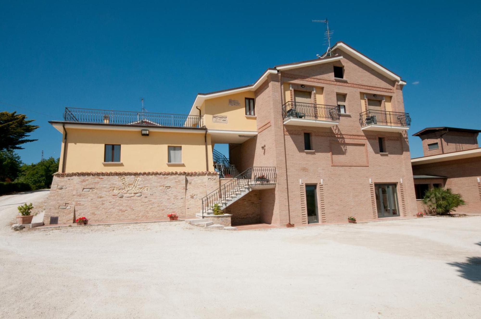 Agriturismo Il Crinale Castorano エクステリア 写真